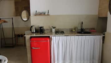 Deluxe Studio Suite, Multiple Beds | Private kitchen | Mini-fridge, stovetop, espresso maker, electric kettle