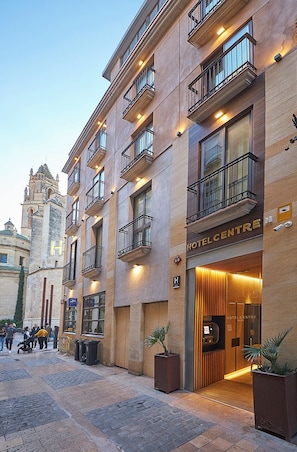 A hotel entrance with a sign, a staircase, and a view of a historic tower in the background. - Hotel Centre Reus (Reus)
