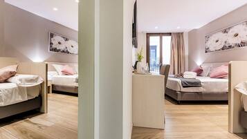 Chambre Triple Supérieure | Couette en duvet d'oie, minibar, coffres-forts dans les chambres