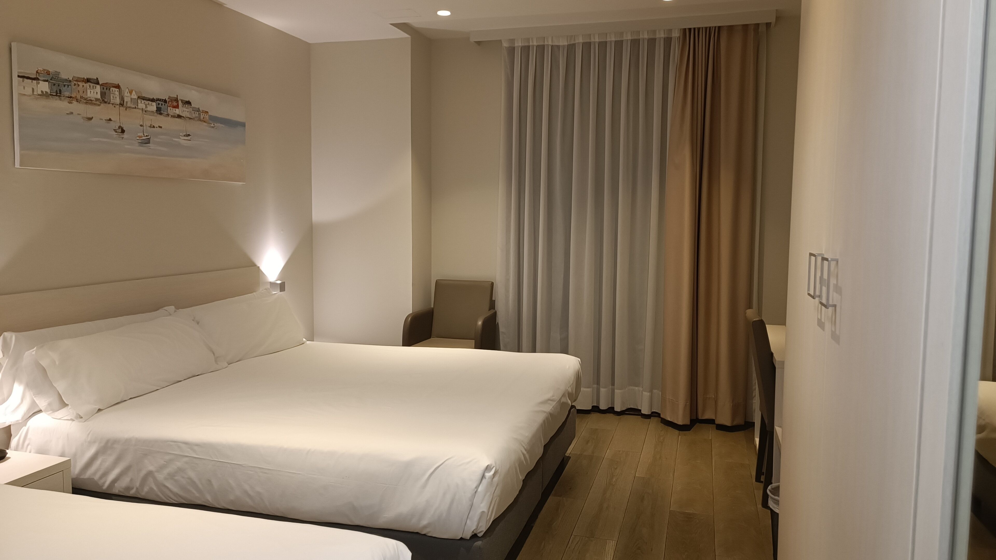 triple room (2 adultos + 1 niño) | down duvets, minibar, in-room safe, individually furnished