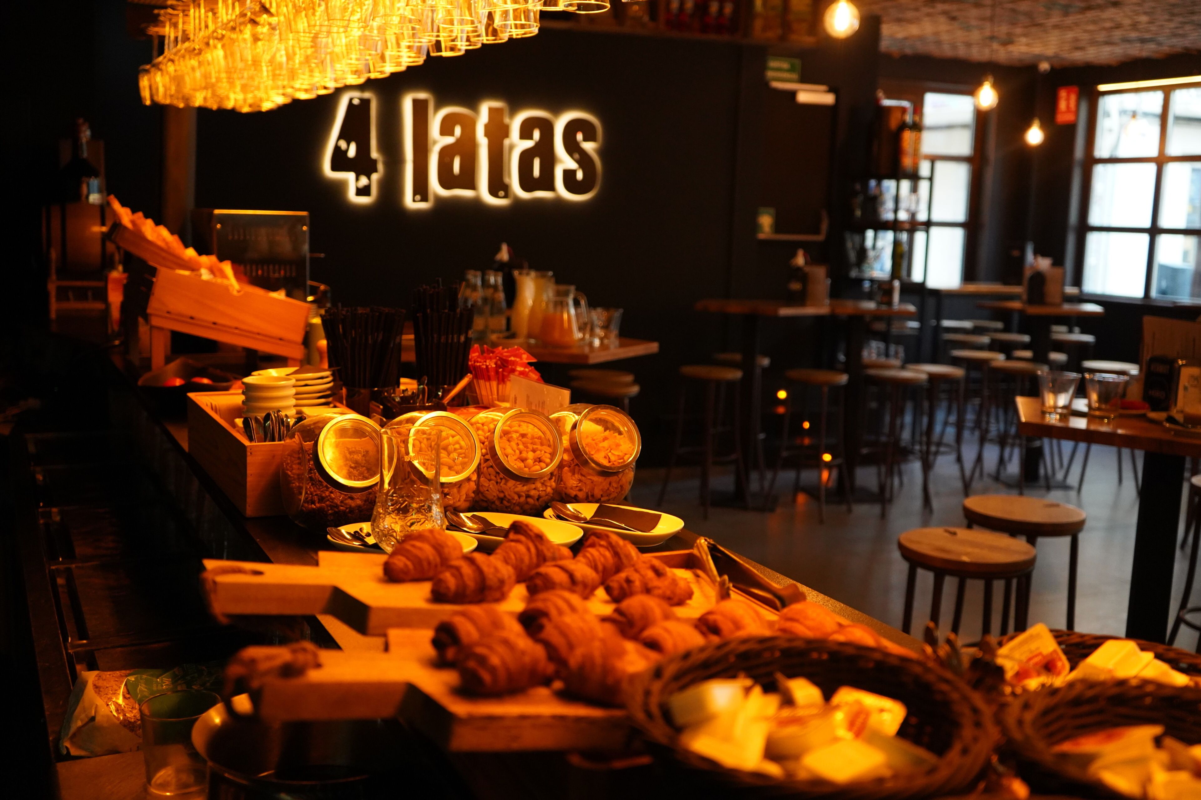 Tägliches kontinentales Frühstück (14 EUR pro Person)