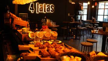 Tägliches kontinentales Frühstück (14 EUR pro Person)