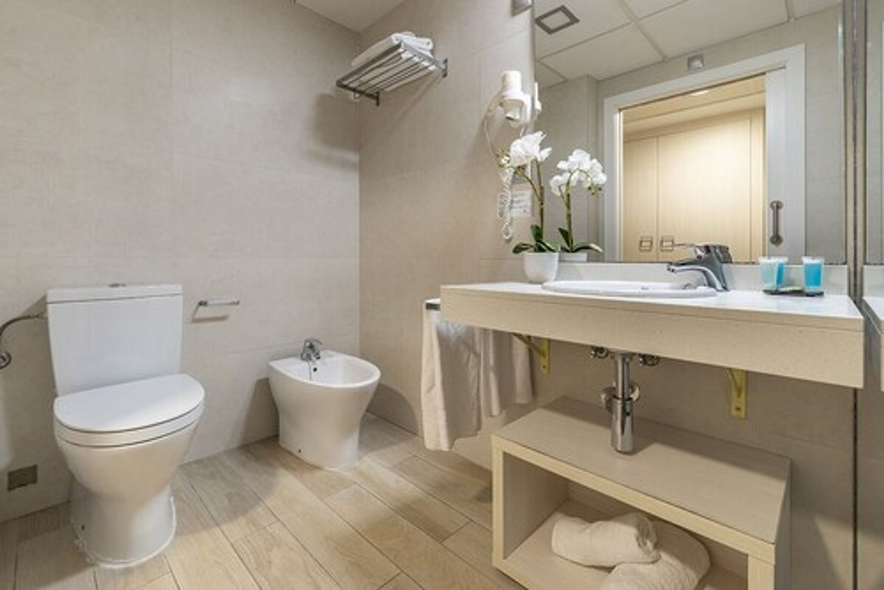 standard room, city view | bathroom | shower, free toiletries, hair dryer, towels