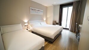 Chambre triple (2 adultos + 1 niño) | Couette en duvet, minibar, coffre-fort, ameublement unique