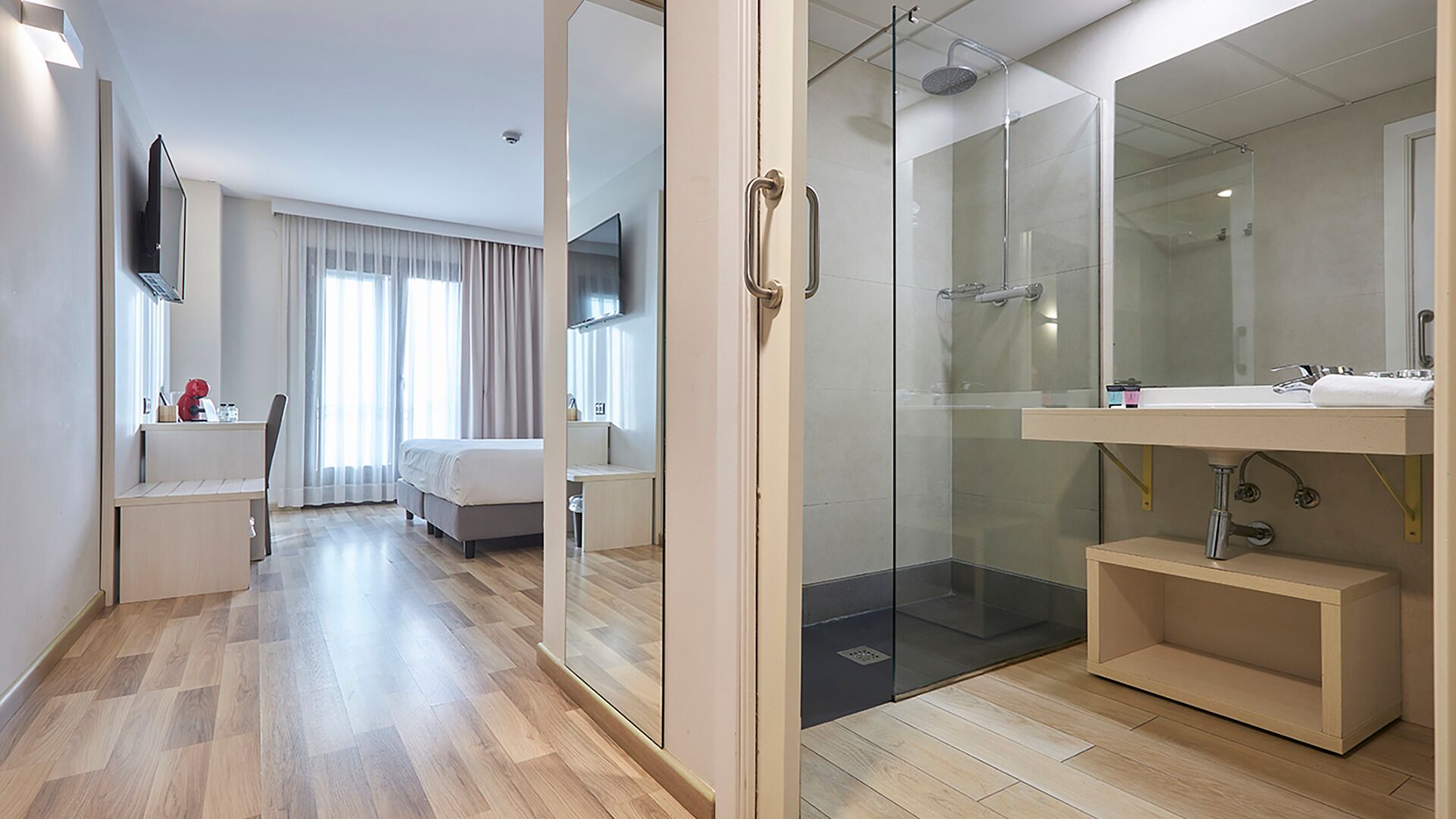 Dundyner, minibar, safe på rommet og individuelt innredet