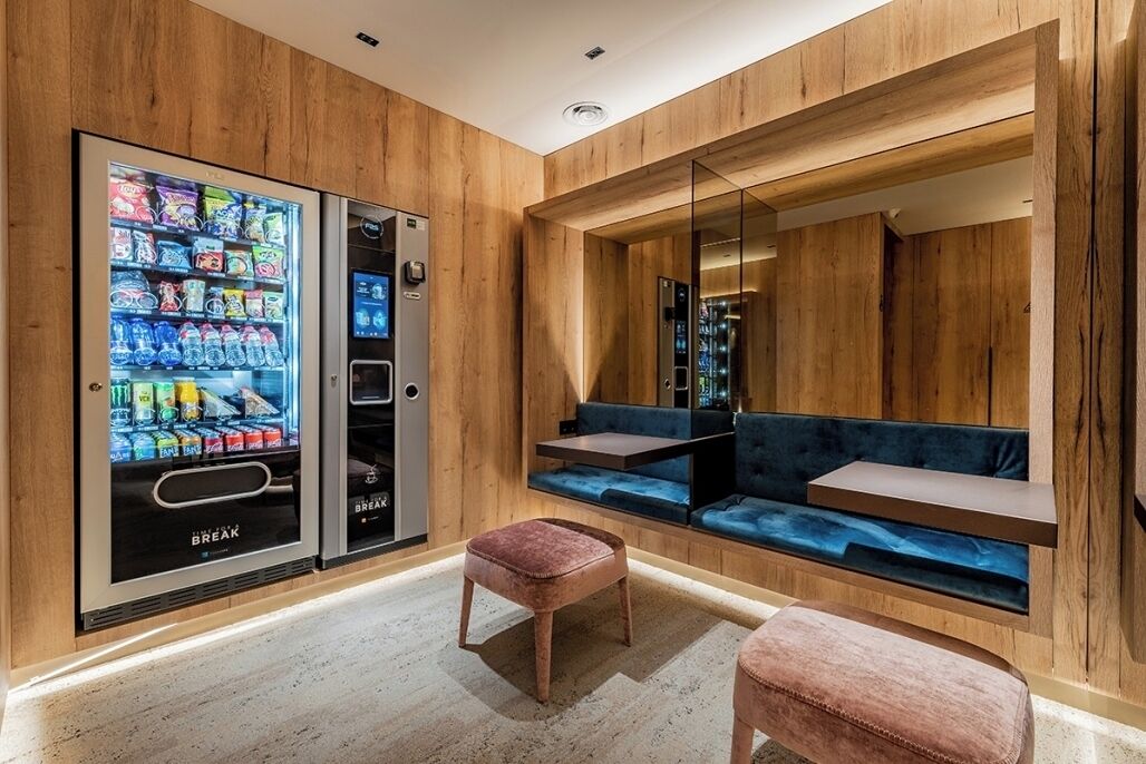 Een 50-inch flatscreentelevisie met satellietzenders en televisie