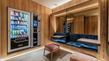 Een 50-inch flatscreentelevisie met satellietzenders en televisie