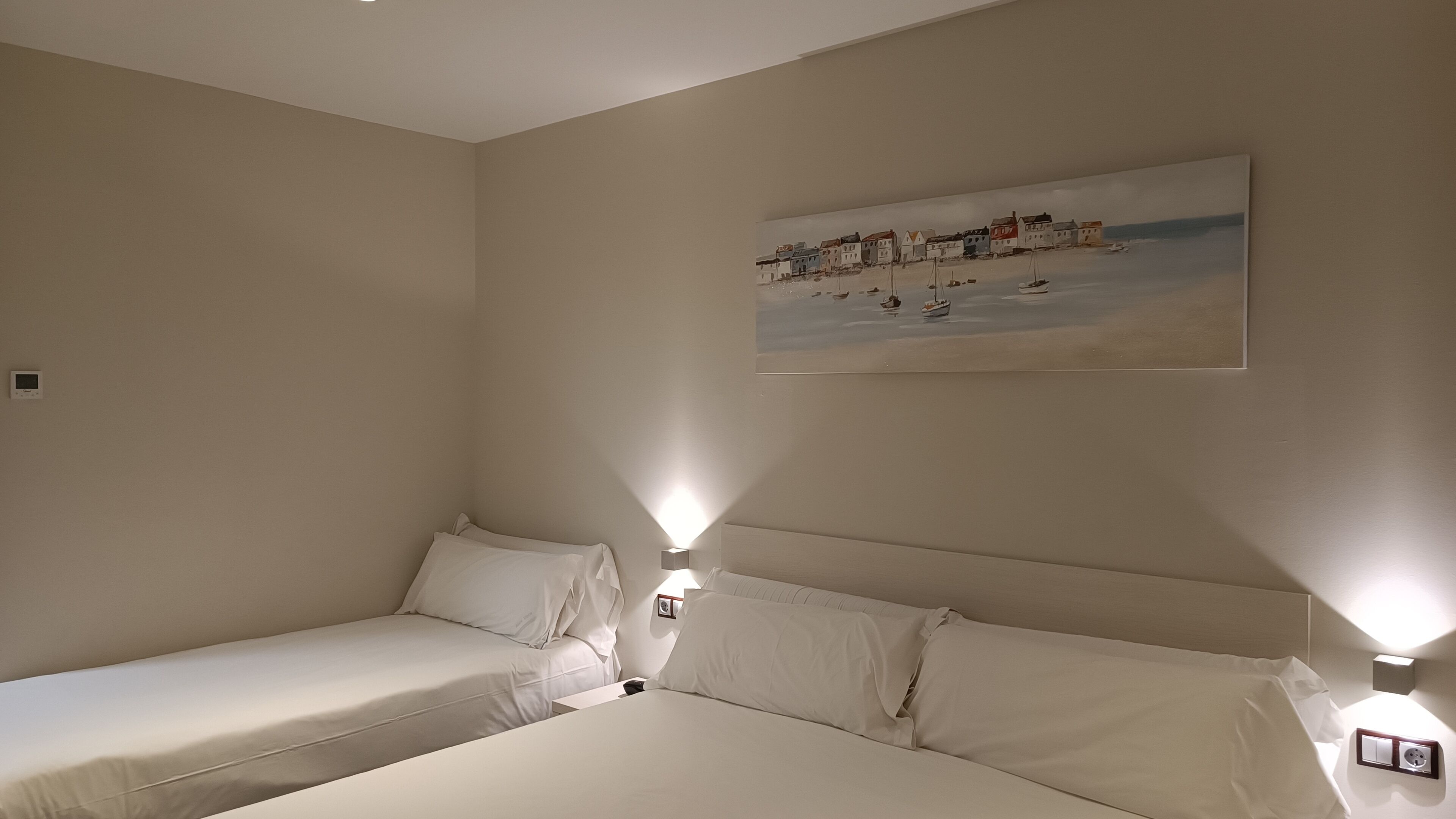 triple room (2 adultos + 1 niño) | down duvets, minibar, in-room safe, individually furnished