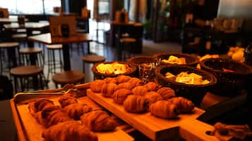 Dagelijks continentaal ontbijt (EUR 14 per persoon)