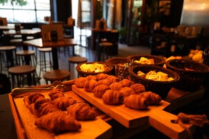 Daily continental breakfast (EUR 14 per person)