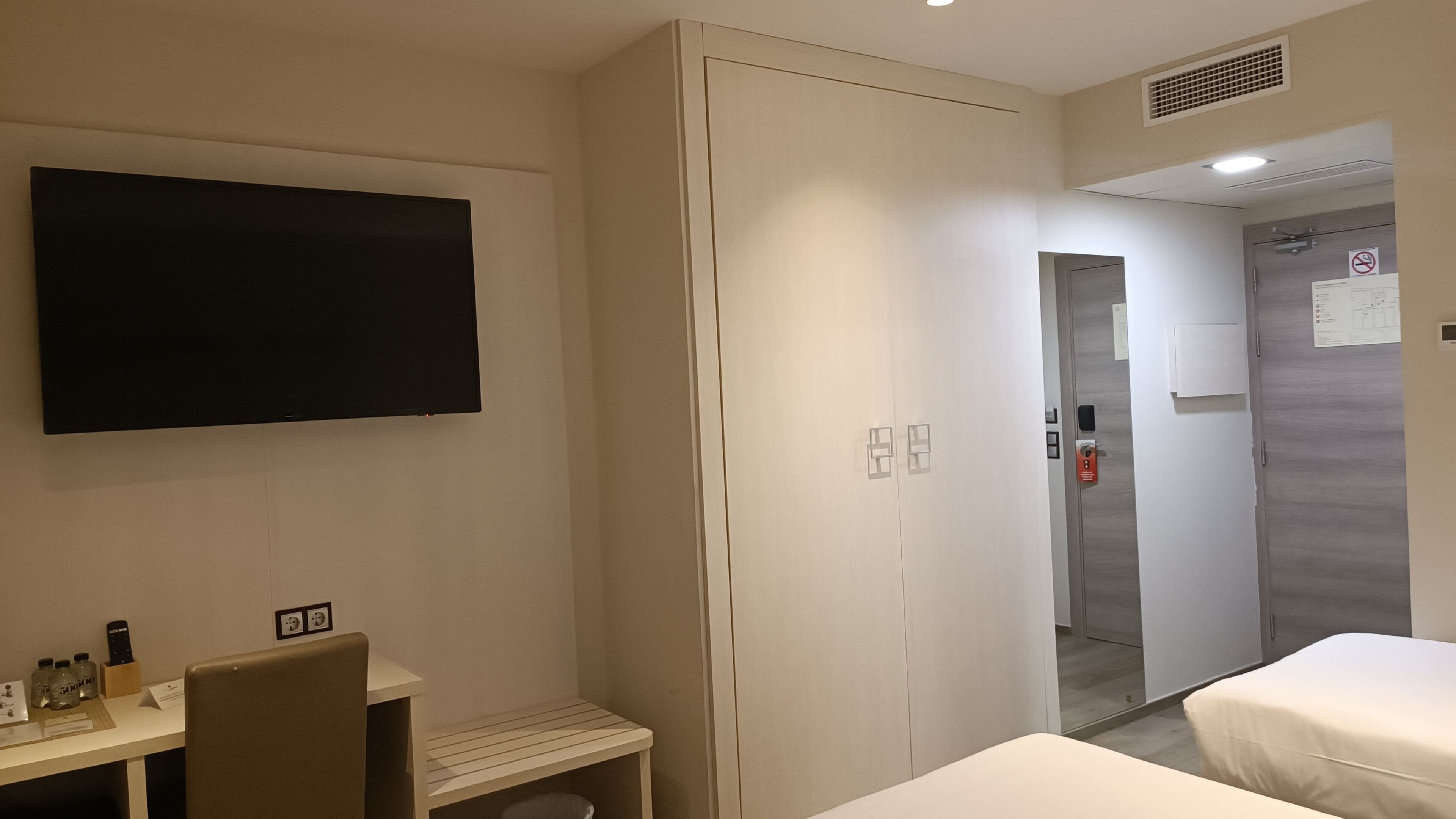 triple room (2 adultos + 1 niño) | down duvets, minibar, in-room safe, individually furnished