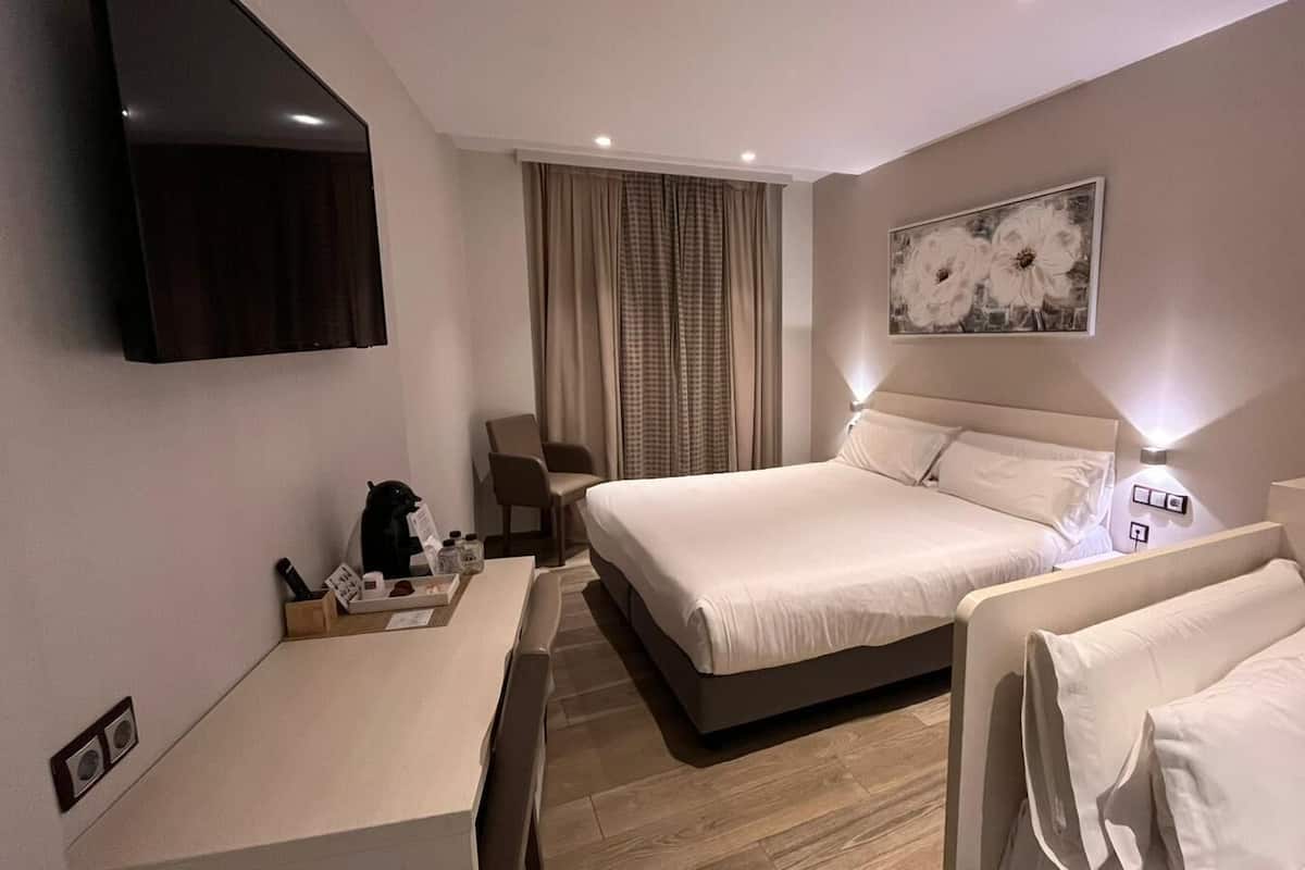 ألحفة محشوة بالريش وميني بار وخزنة داخل الغرفة وطراز فريد لكل وحدة