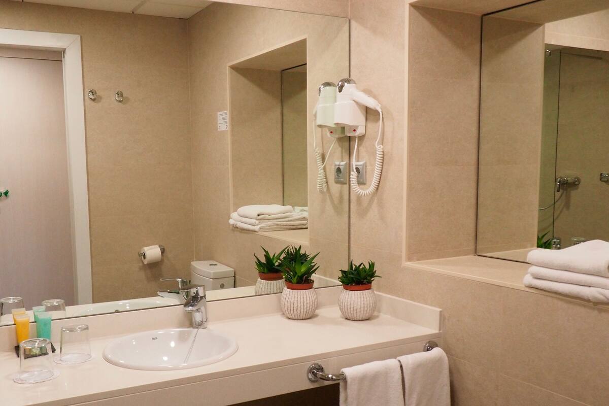 Double Room Single Use (Interior) | Bathroom | Shower, free toiletries, hair dryer, towels