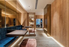 50-英寸纯平电视 （配备卫星频道）、电视