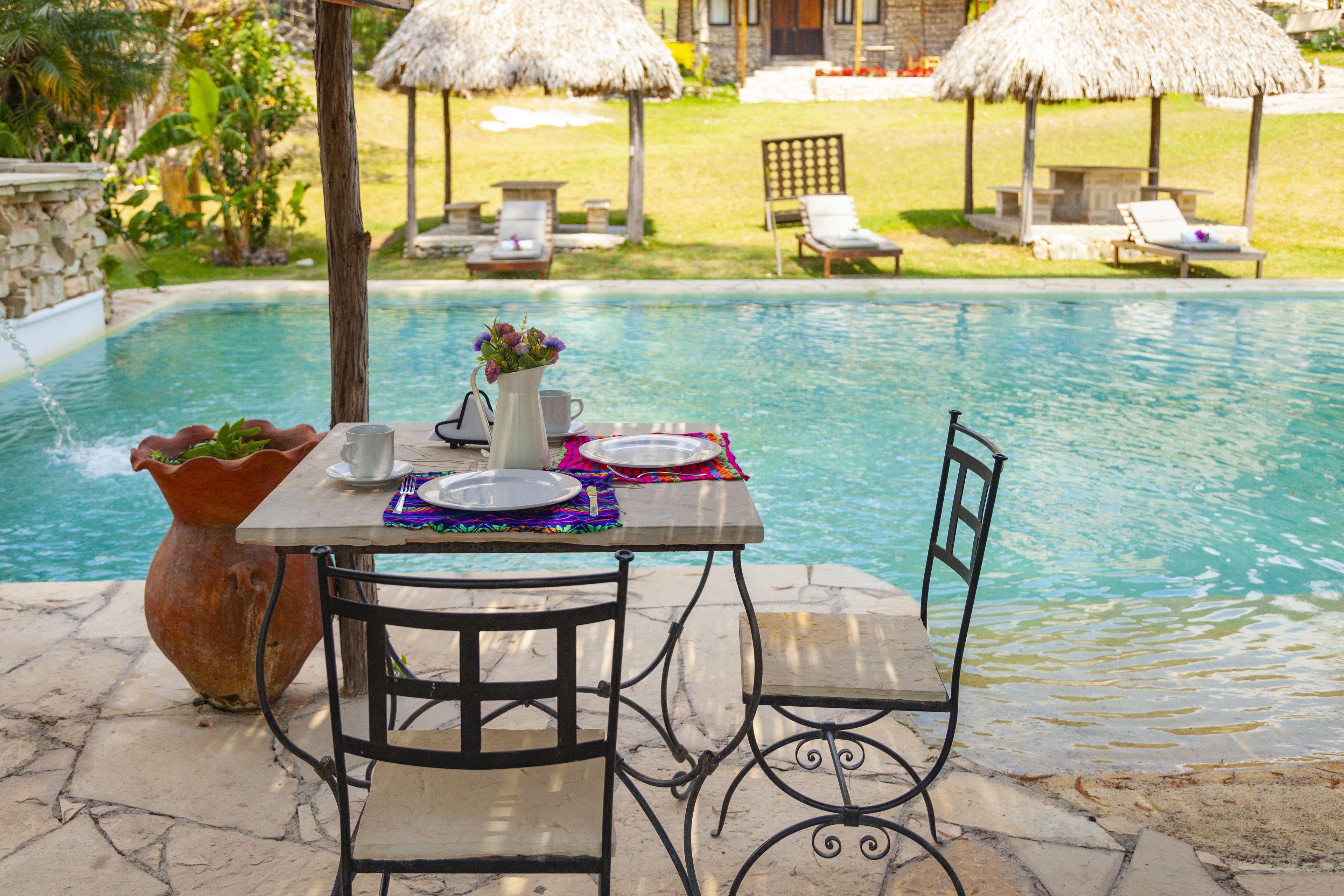 室外游泳池，08:00 至 20:00 开放，免费小屋