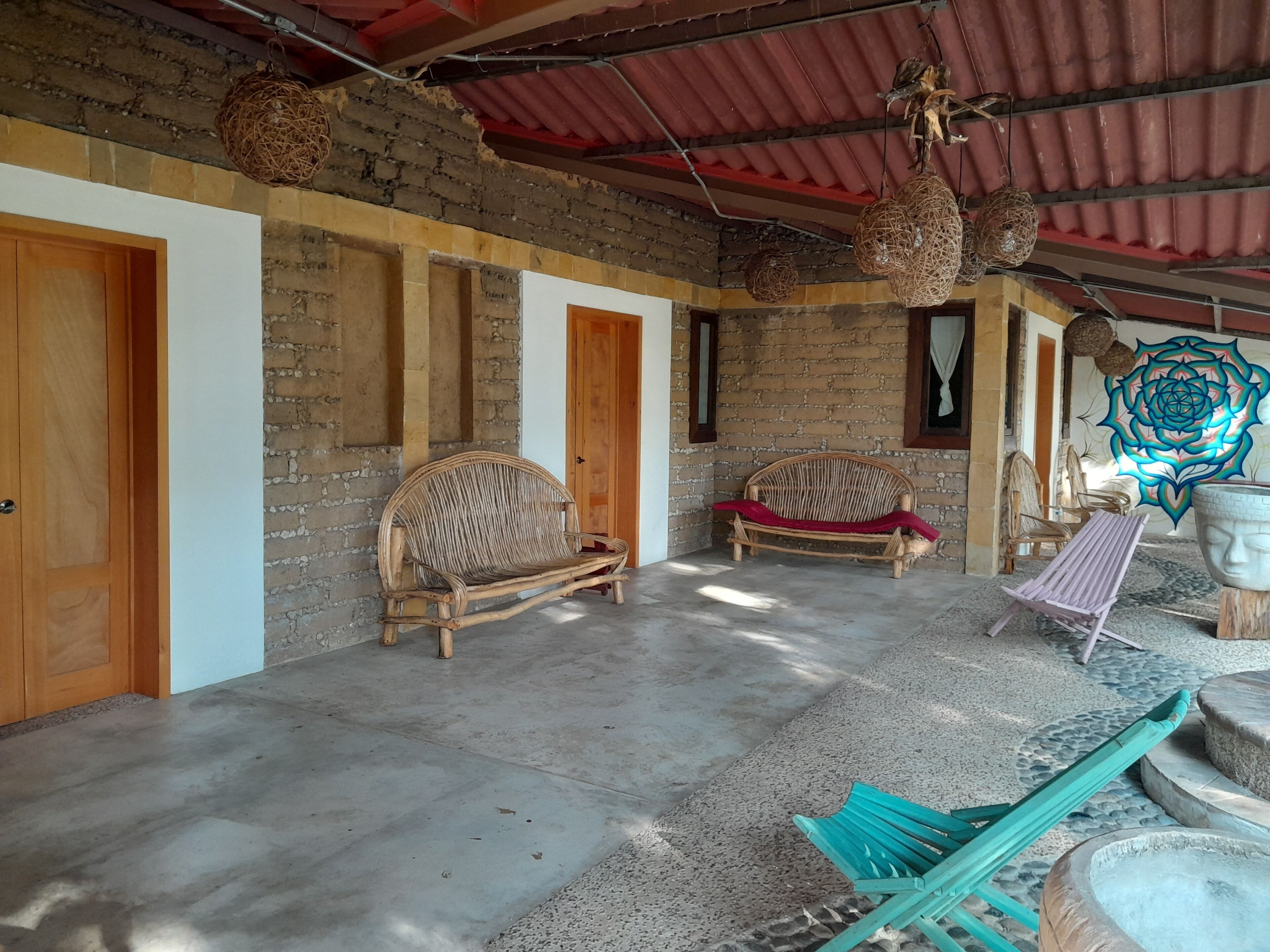 Mökki, kylpyhuone makuuhuoneen yhteydessä, näköala puutarhaan | Oleskelualue