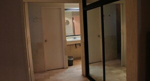 Suite, 2 Bedrooms | Bathroom | Free toiletries - Hotel York (Guamuchil)