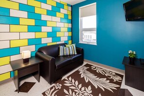 VIP Suite | Living area - University of Winnipeg Downtown Hostel (Winnipeg)