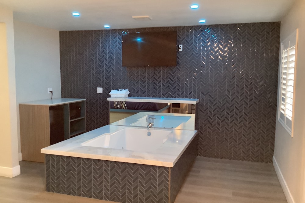 Super 8 by Wyndham Oceanside Downtown