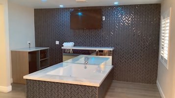 Suite, 1 King Bed, Non Smoking, Jetted Tub | 1 bedroom, bed sheets