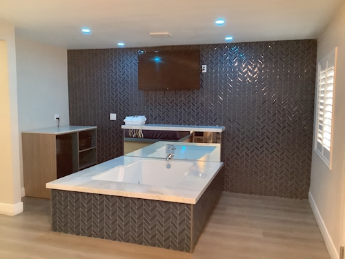 Super 8 by Wyndham Oceanside Downtown