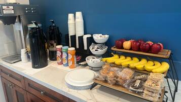 Tägliches inbegriffenes Frühstück zum Mitnehmen