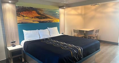 Super 8 by Wyndham Oceanside Downtown