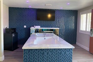 Suite, 1 très grand lit, non-fumeurs, baignoire à jets | 1 chambre, draps fournis