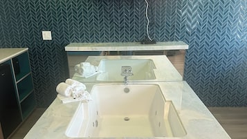 Suite, 1 trĂšs grand lit, non-fumeur, baignoire Ă jets | 1 chambre, literie fournie