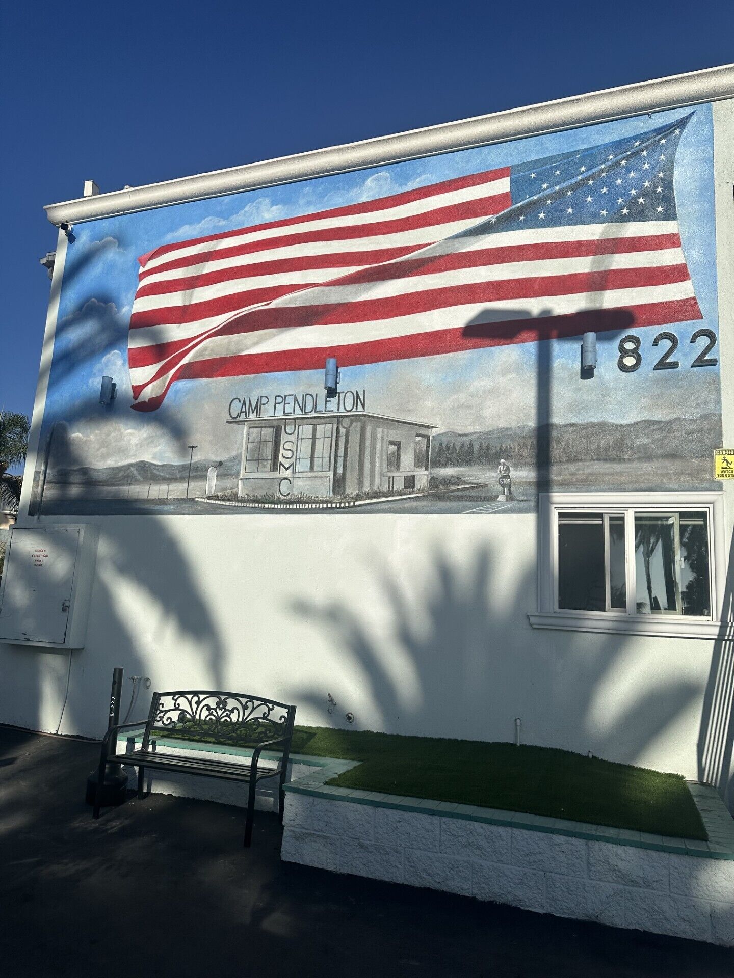 Un mural de la bandera estadounidense en un edificio con el número 822.