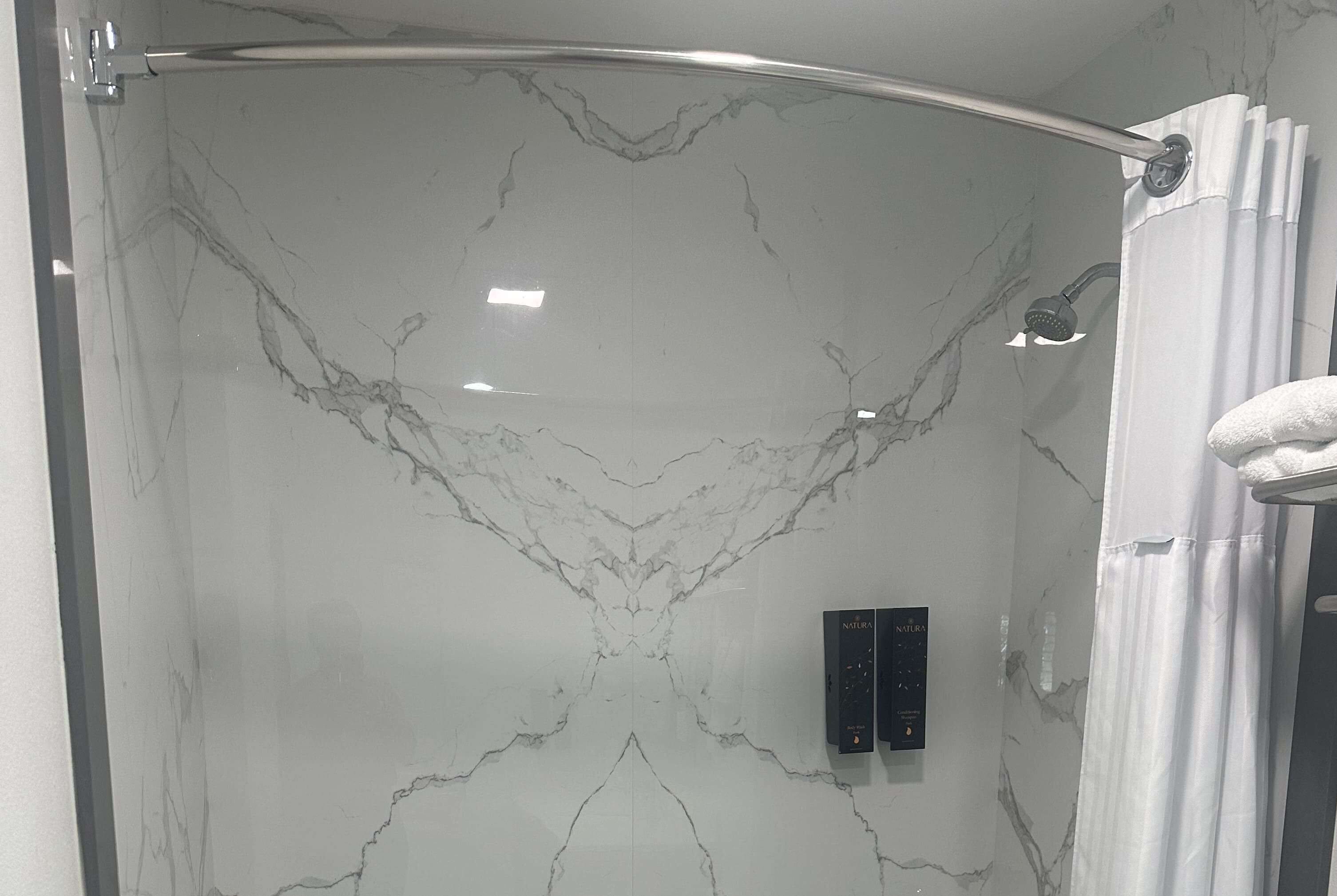Rainfall showerhead, free toiletries, towels
