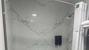 Rainfall showerhead, free toiletries, towels