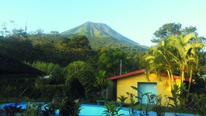 Une piscine avec une montagne en arrière-plan.