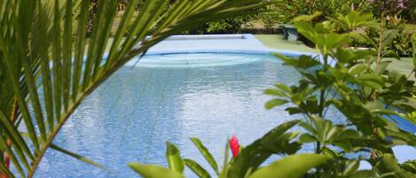 4 من حمّامات السباحة الخارجية، مقاعد للتشمس