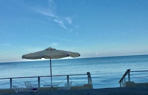 私人海灘、白沙、遮陽傘、帆船
