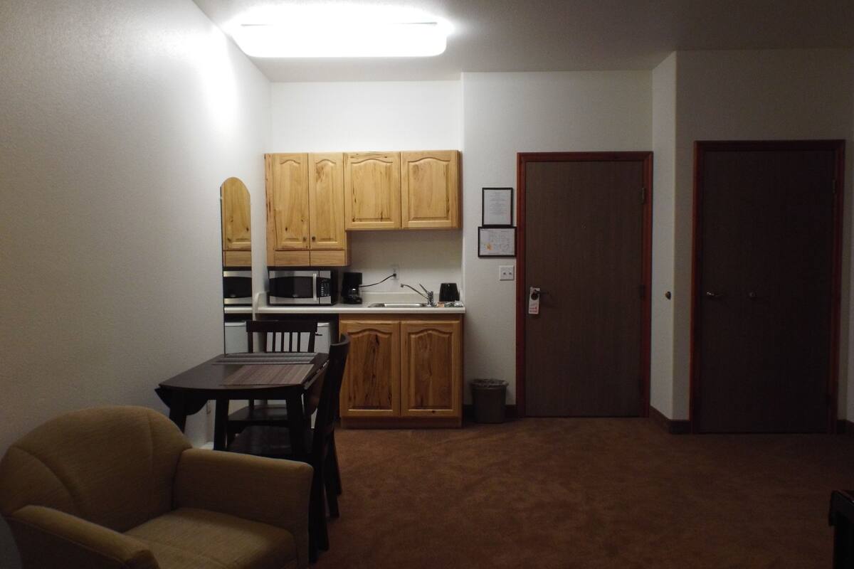 deluxe studio, non smoking, mountain view | private kitchenette | fridge, microwave, coffee/tea maker