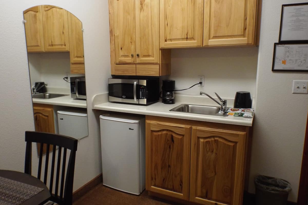 fridge, microwave, coffee/tea maker