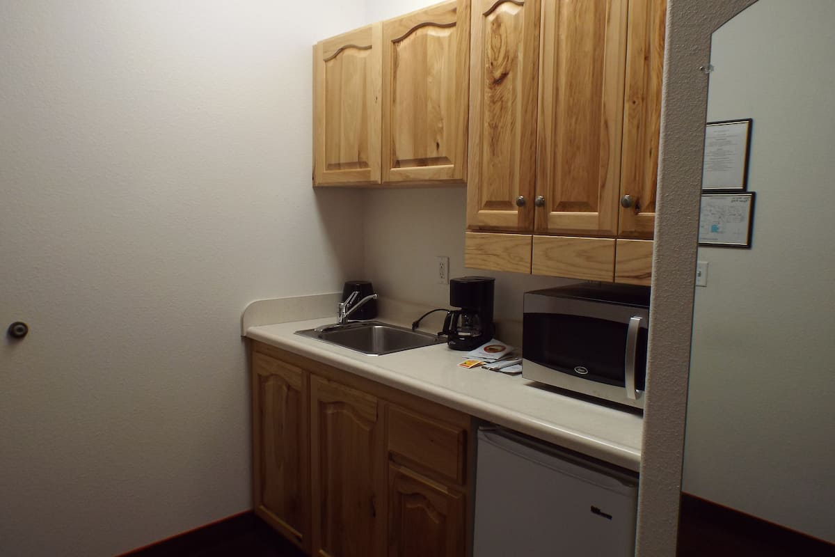 standard single room, 1 bedroom | private kitchenette | fridge, microwave, coffee/tea maker