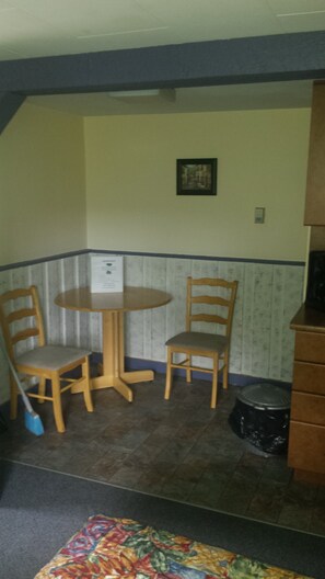 Economy Studio, 1 Double Bed, Kitchenette | In-room dining - Lakeside Motel (Williams Lake)