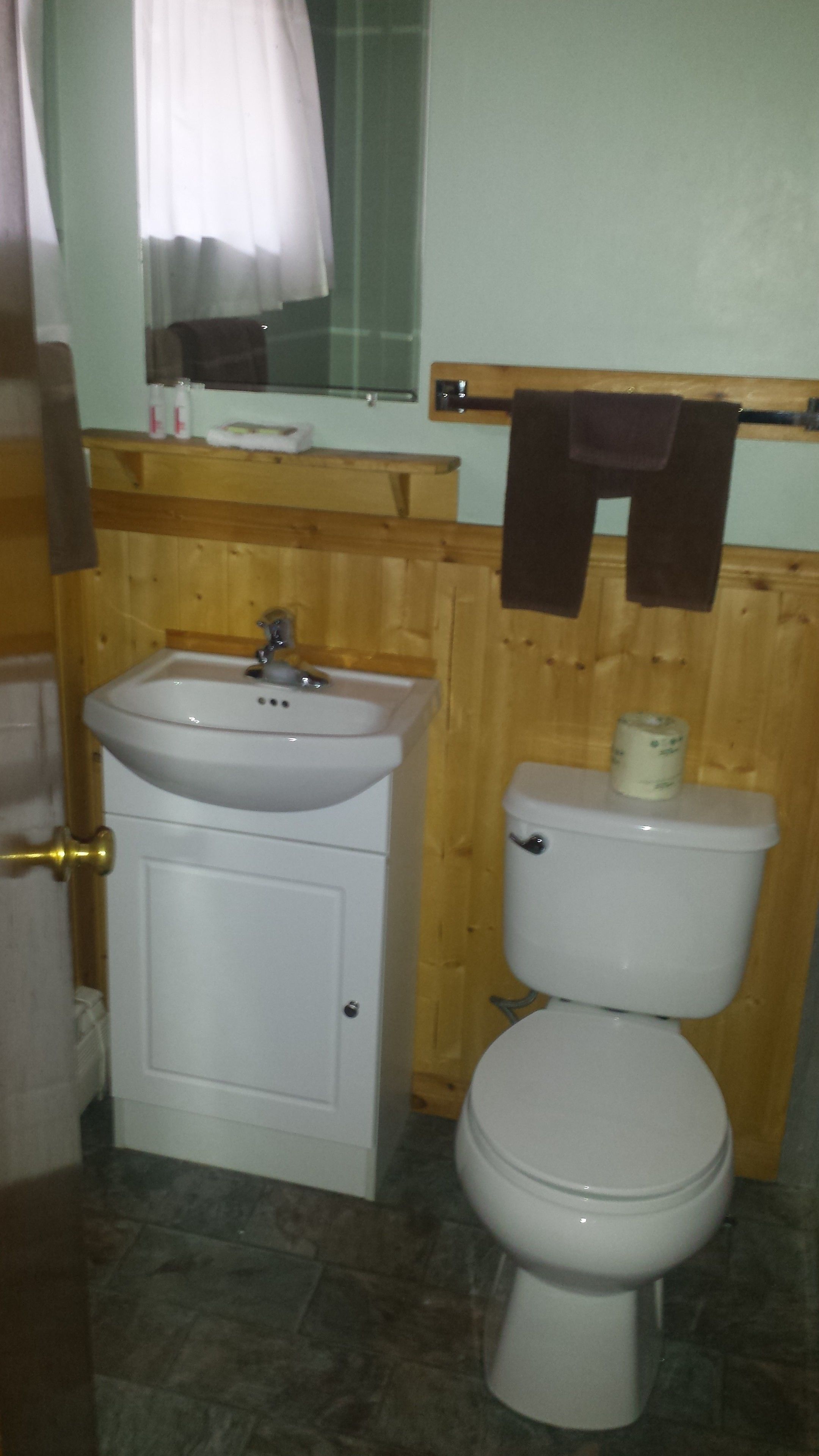 Rom, 1 queensize-seng | Bad | Kombinert dusj/badekar, toalettartikler (inkludert) og håndklær