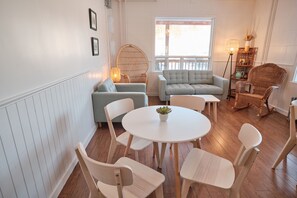 Living area - Auberge du Dimanche (Riviere Eternite)