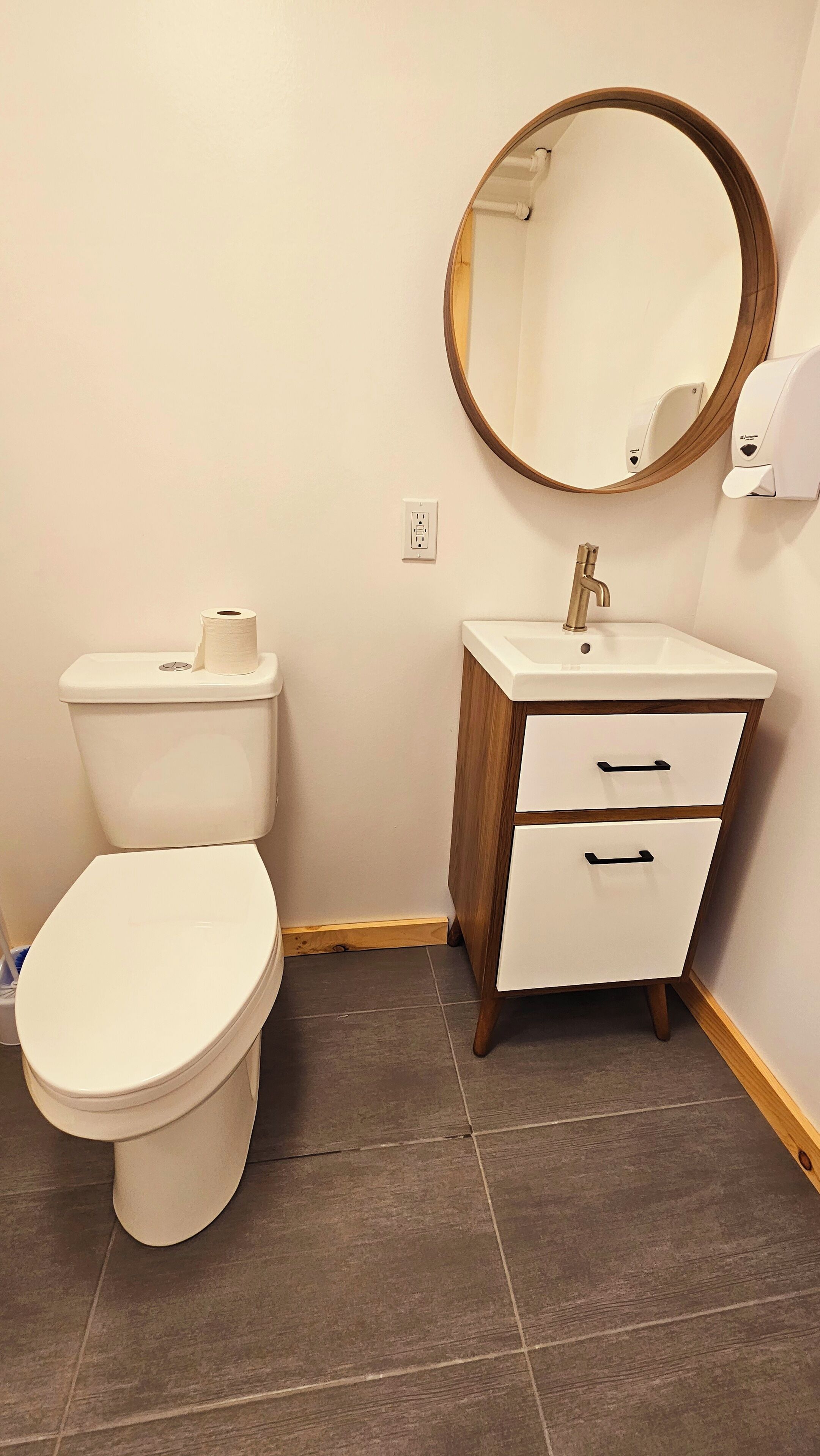 family room | bathroom | free toiletries, hair dryer, towels, soap