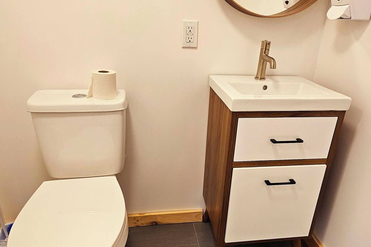 family room | bathroom | free toiletries, hair dryer, towels, soap