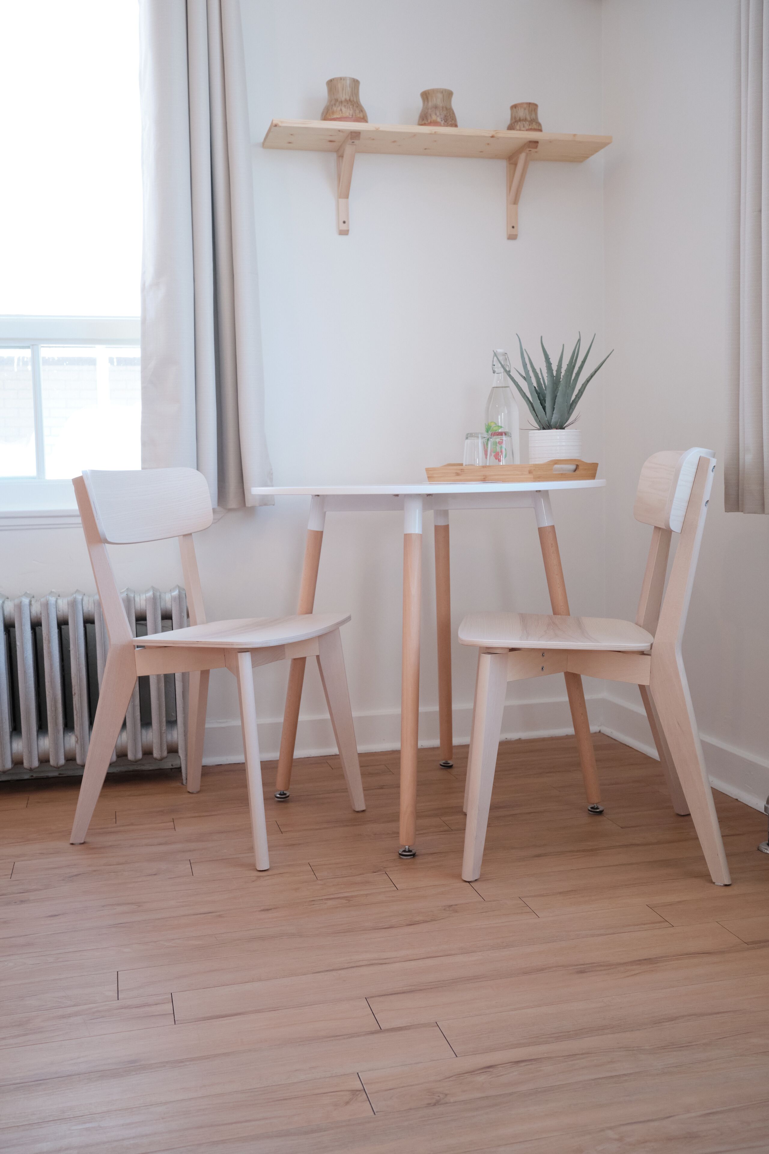 Private room with view and bathroom, queen bed 303 | Living area