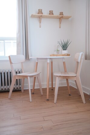 Private room with view and bathroom, queen bed 303 | Living area - Auberge du Dimanche (Riviere Eternite)