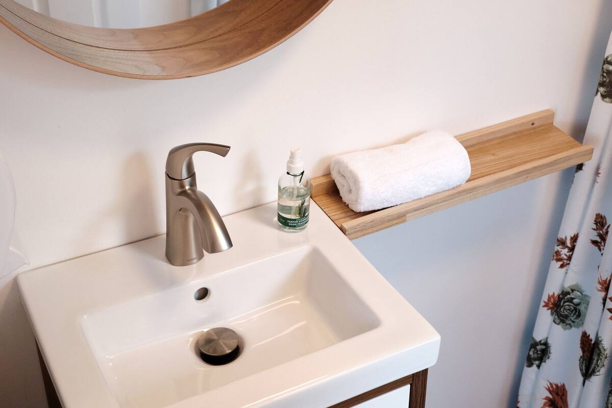 private room with view, bathroom and queen bed 304 | bathroom | free toiletries, hair dryer, towels, soap