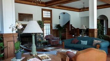 Coin salon dans le hall