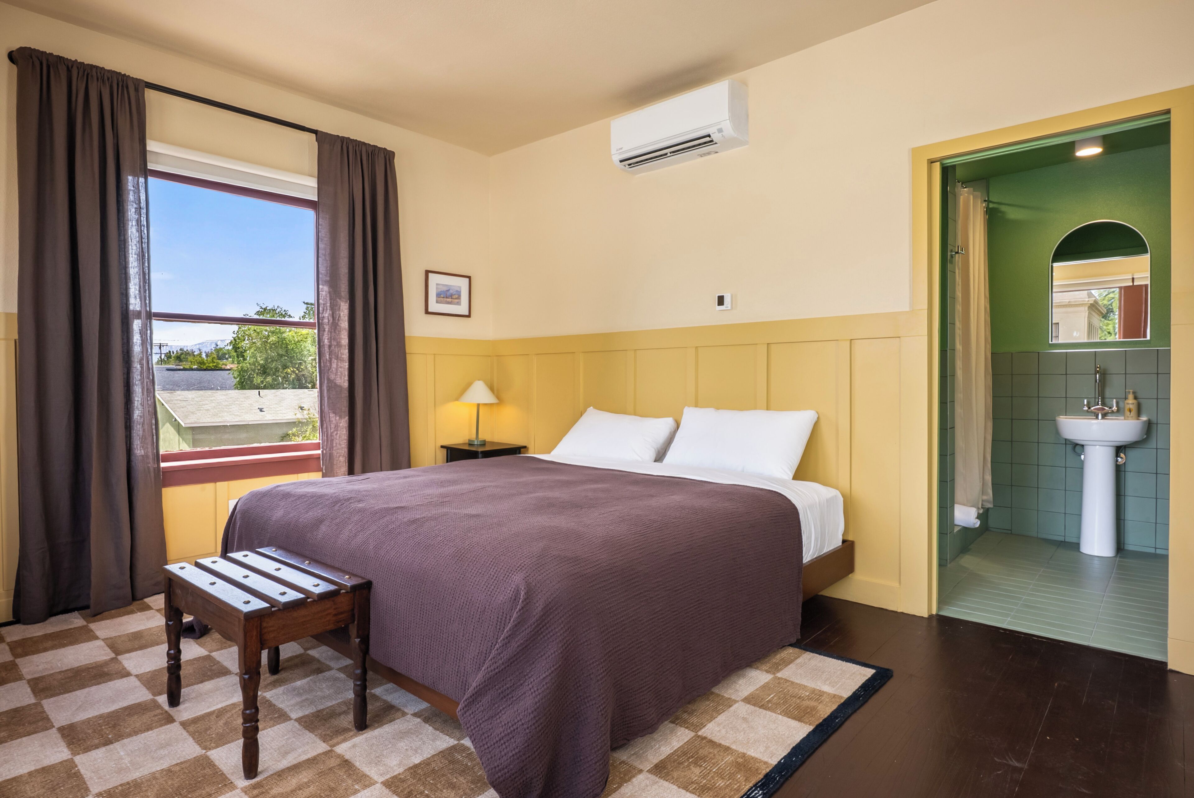 Free WiFi, bed sheets