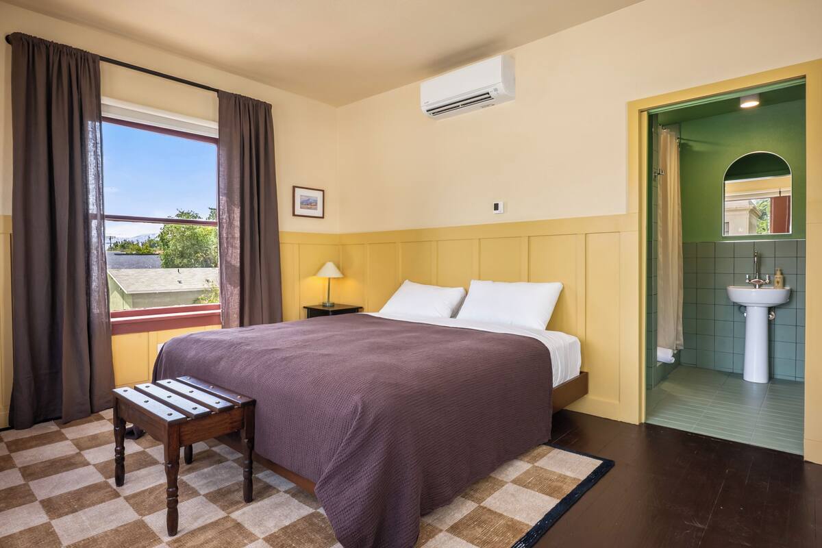 Free WiFi, bed sheets