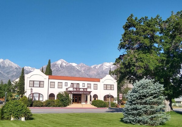 Vista frontal de la propiedad